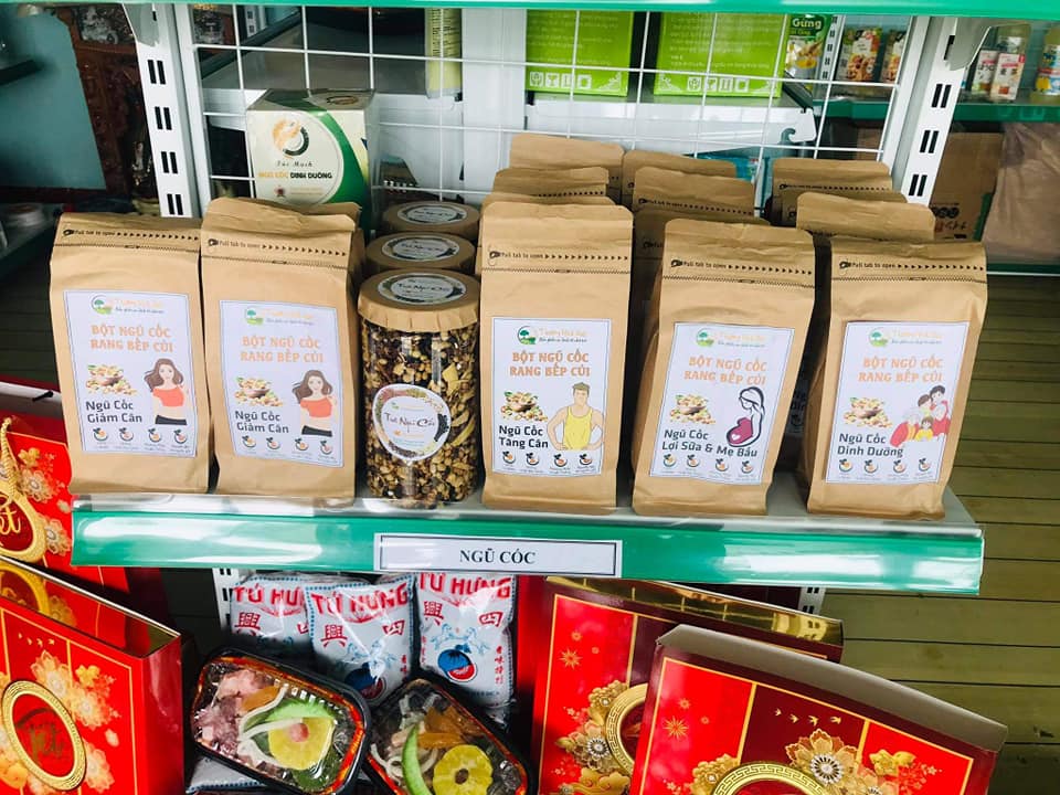 Ngũ cốc Thương Nhà Quê trên kệ hàng tại cửa hàng hạt dinh dưỡng tỉnh Quảng Ngãi